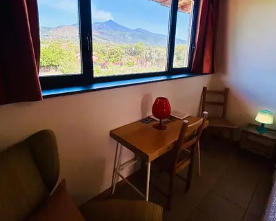 Vista generica sulle montagne o vista sulle montagne dall'interno del bed & breakfast