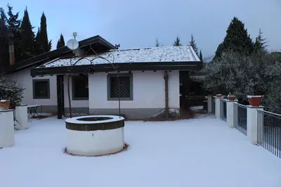 La casa del Cavaliere durante l'inverno