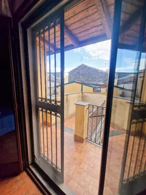 Vista generica sulle montagne o vista sulle montagne dall'interno della casa vacanze