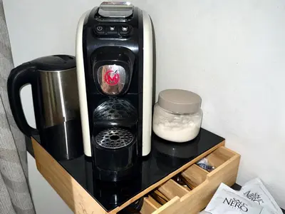 Set per la preparazione di tè e caffè presso EnjoyCasa Tra Sole Mare e L'Etna