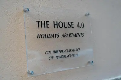 Certificato, attestato, insegna o altro documento esposto da The House quattro punto zero