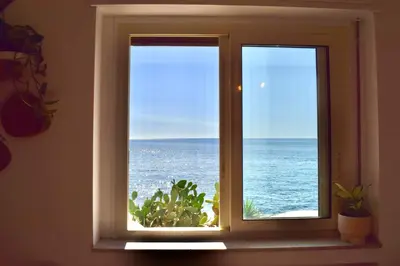 Vista generica sul mare o vista sul mare dall'interno dell'appartamento