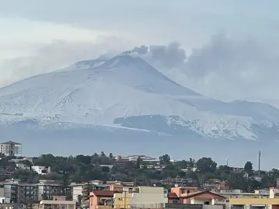 Vista generica sulle montagne o vista sulle montagne dall'interno dell'appartamento