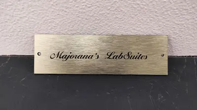 Certificato, attestato, insegna o altro documento esposto da Majorana's LabSuites