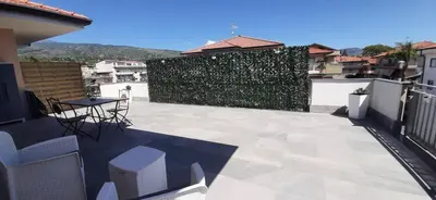 Vista generica sulle montagne o vista sulle montagne dall'interno dell'appartamento