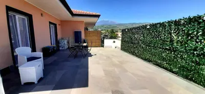 Vista generica sulle montagne o vista sulle montagne dall'interno dell'appartamento