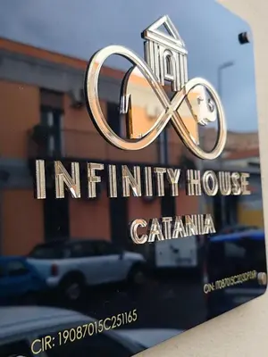 Certificato, attestato, insegna o altro documento esposto da Infinity House Catania