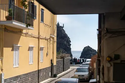 Vista generica sulle montagne o vista sulle montagne dall'interno dell'appartamento