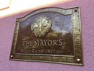 Certificato, attestato, insegna o altro documento esposto da The Mayor's