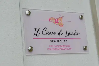 Certificato, attestato, insegna o altro documento esposto da Il cuore di Lavika Sea House