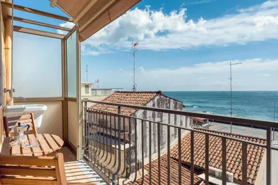 Vista generica sul mare o vista sul mare dall'interno dell'appartamento