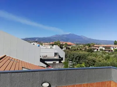 Vista generica sulle montagne o vista sulle montagne dall'interno dell'appartamento