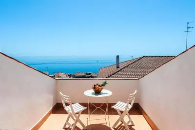 Vista generica sul mare o vista sul mare dall'interno dell'appartamento