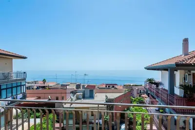 Vista generica sul mare o vista sul mare dall'interno dell'appartamento