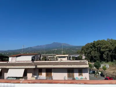 Vista generica sulle montagne o vista sulle montagne dall'interno dell'appartamento