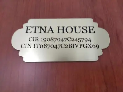 Certificato, attestato, insegna o altro documento esposto da Etna House