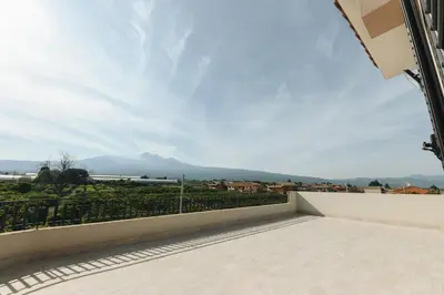 Vista generica sulle montagne o vista sulle montagne dall'interno della casa vacanze