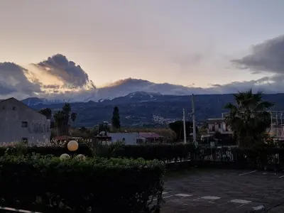 Vista generica sulle montagne o vista sulle montagne dall'interno dell'appartamento