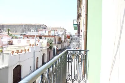 Balcone o terrazza di 'ETNA HOME' 400mt SEA - Airport - Taormina & Netflix