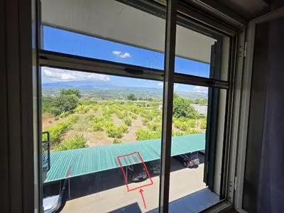 Vista generica sulle montagne o vista sulle montagne dall'interno della casa vacanze