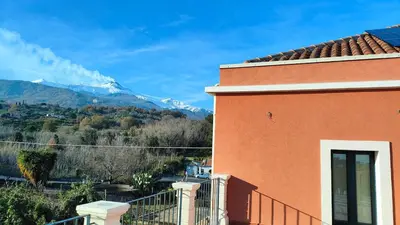 Vista generica sulle montagne o vista sulle montagne dall'interno della villa