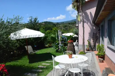 Vista generica sulle montagne o vista sulle montagne dall'interno della casa vacanze