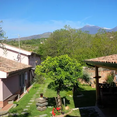 Vista generica sulle montagne o vista sulle montagne dall'interno della casa vacanze
