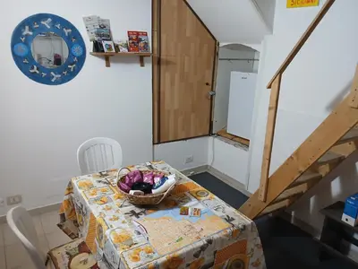 Cucina o angolo cottura di Tri-na-krì-a
