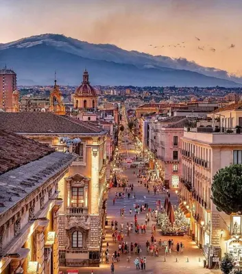 Vista generica su Catania o vista sulla città dall'interno dell'appartamento