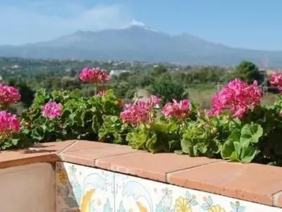 Vista generica sulle montagne o vista sulle montagne dall'interno dell'appartamento