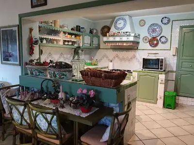 Cucina o angolo cottura di Holiday Home Zyklopenhaus- Erstaunliche Aussicht und privates Mini-Spa by Interhome