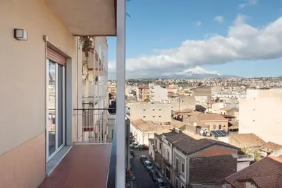 Vista generica sulle montagne o vista sulle montagne dall'interno dell'appartamento