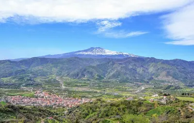 Vista generica sulle montagne o vista sulle montagne dall'interno dell'appartamento
