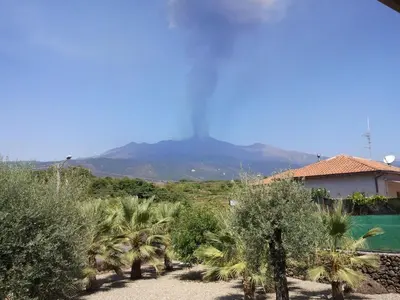 Vista generica sulle montagne o vista sulle montagne dall'interno dell'appartamento