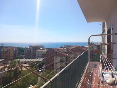 Vista generica sul mare o vista sul mare dall'interno dell'appartamento