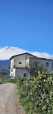 Vista generica sulle montagne o vista sulle montagne dall'interno del bed & breakfast