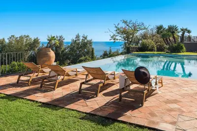 Piscina di Villa Continella o nelle vicinanze