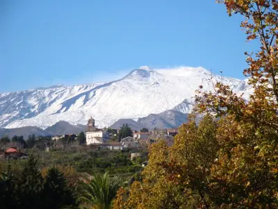 Vista generica sulle montagne o vista sulle montagne dall'interno della casa vacanze