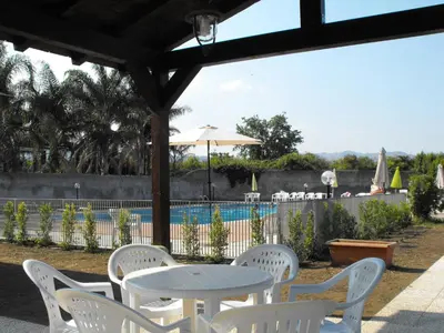 Piscina di Appartamento in residence elegante con piscina o nelle vicinanze