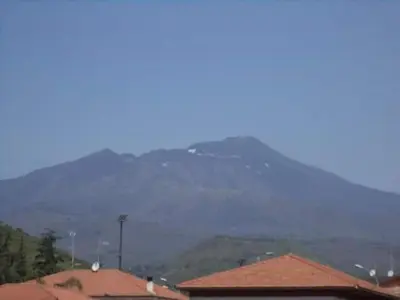 Vista generica sulle montagne o vista sulle montagne dall'interno del bed & breakfast