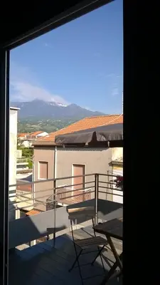 Vista generica sulle montagne o vista sulle montagne dall'interno della casa vacanze