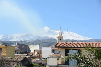 Vista generica sulle montagne o vista sulle montagne dall'interno del bed & breakfast