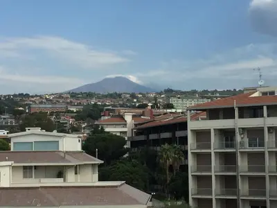Vista generica sulle montagne o vista sulle montagne dall'interno dell'appartamento