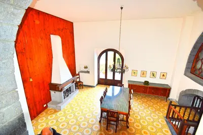 Area soggiorno di Villa La Timpa - antica e maestosa villa con jacuzzi privata con una meravigliosa vista sull'Etna e sul mare