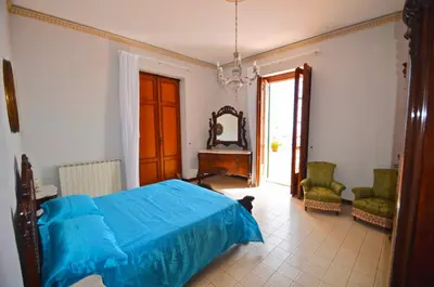 Letto o letti in una camera di Villa La Timpa - antica e maestosa villa con jacuzzi privata con una meravigliosa vista sull'Etna e sul mare