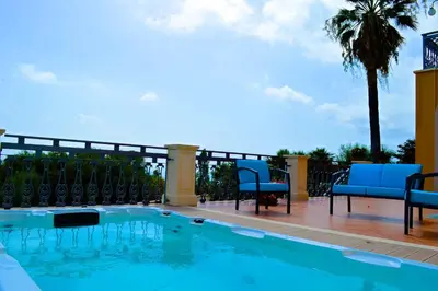 Piscina di Villa La Timpa - antica e maestosa villa con jacuzzi privata con una meravigliosa vista sull'Etna e sul mare o nelle vicinanze