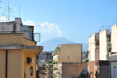 Vista generica sulle montagne o vista sulle montagne dall'interno del bed & breakfast