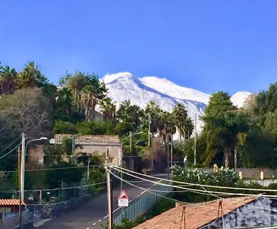 Vista generica sulle montagne o vista sulle montagne dall'interno della casa vacanze