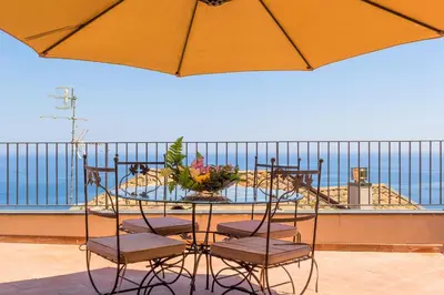 Vista generica sul mare o vista sul mare dall'interno della villa