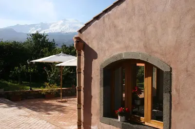 Vista generica sulle montagne o vista sulle montagne dall'interno dell'agriturismo